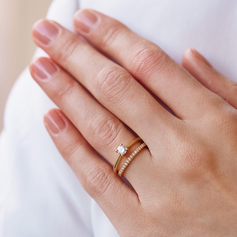 Klasický zlatý zásnubný prstienok s briliantom KLENOTA K0575013