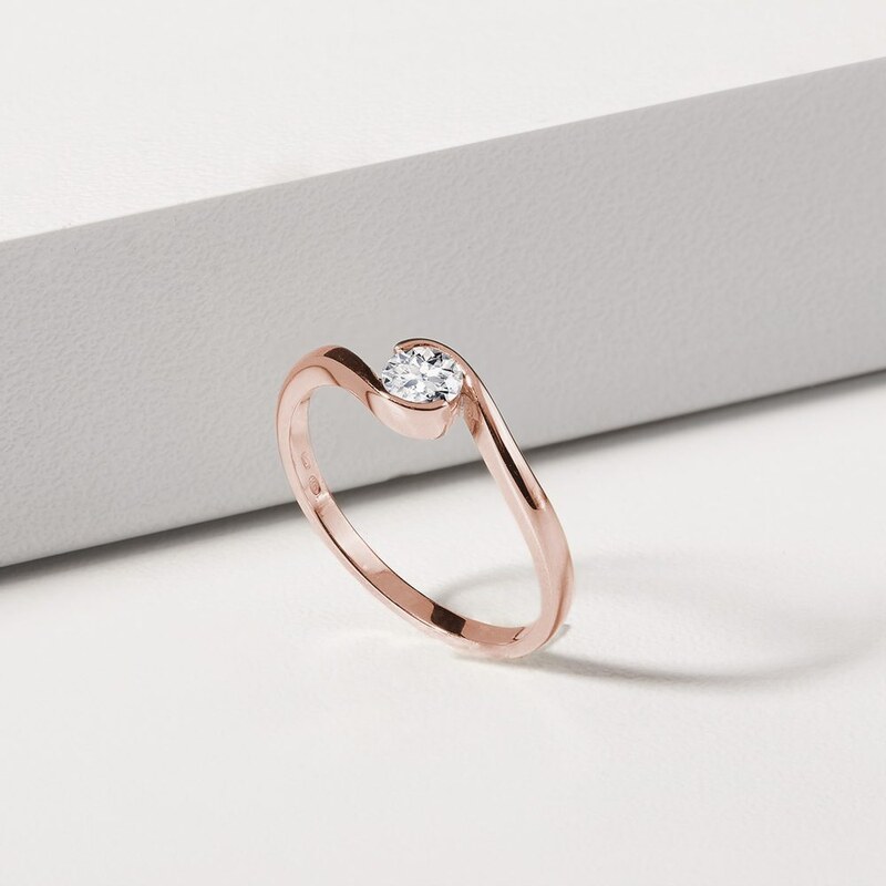 Asymetrický prsteň z ružového zlata s diamantom KLENOTA K0506024