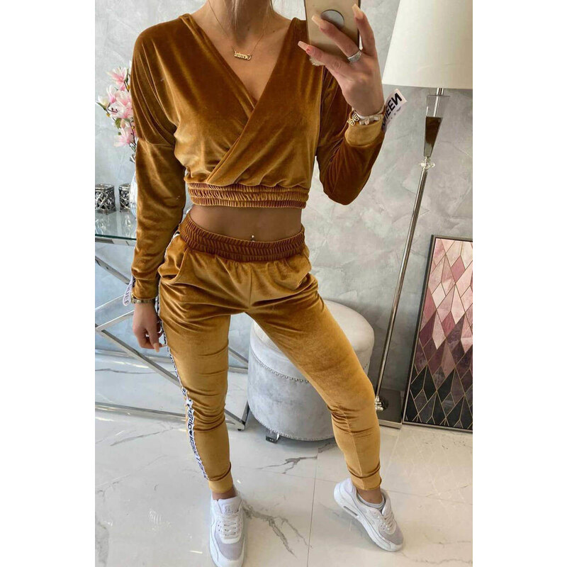 MladaModa Zamatová súprava s crop-topovou mikinou Queen farba camel 22733102