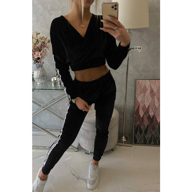 MladaModa Zamatová súprava s crop-topovou mikinou Queen čierna 22733108