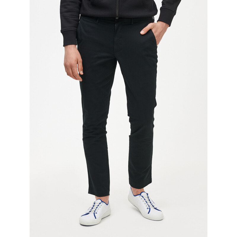 Čierne pánske nohavice GAP Slim Fit 50497727