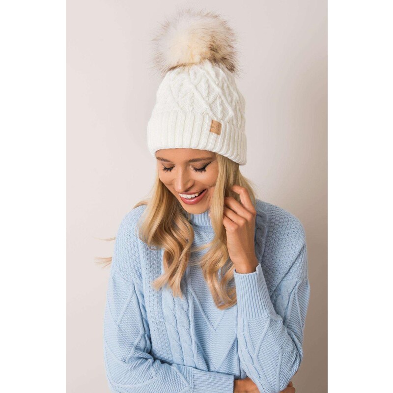 MladaModa Dámska čiapka s kožušinkovým brmbolcom model 0974 farba ecru 28090123