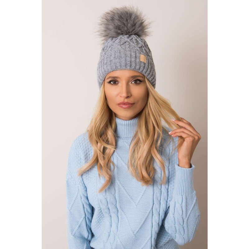 MladaModa Dámska čiapka s kožušinkovým brmbolcom model 0974 šedá 28090124