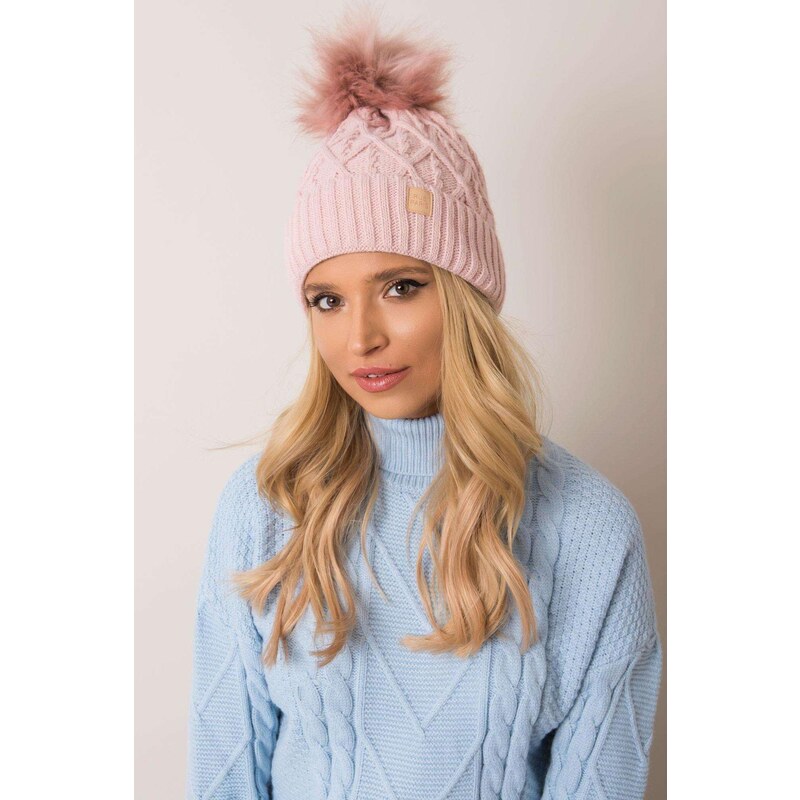 MladaModa Dámska čiapka s kožušinkovým brmbolcom model 0974 pudrovo 58163805
