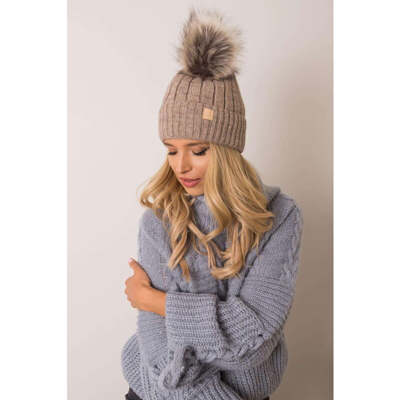 MladaModa Dámska čiapka s kožušinkovým brmbolcom model 0871 tmavá 28090130