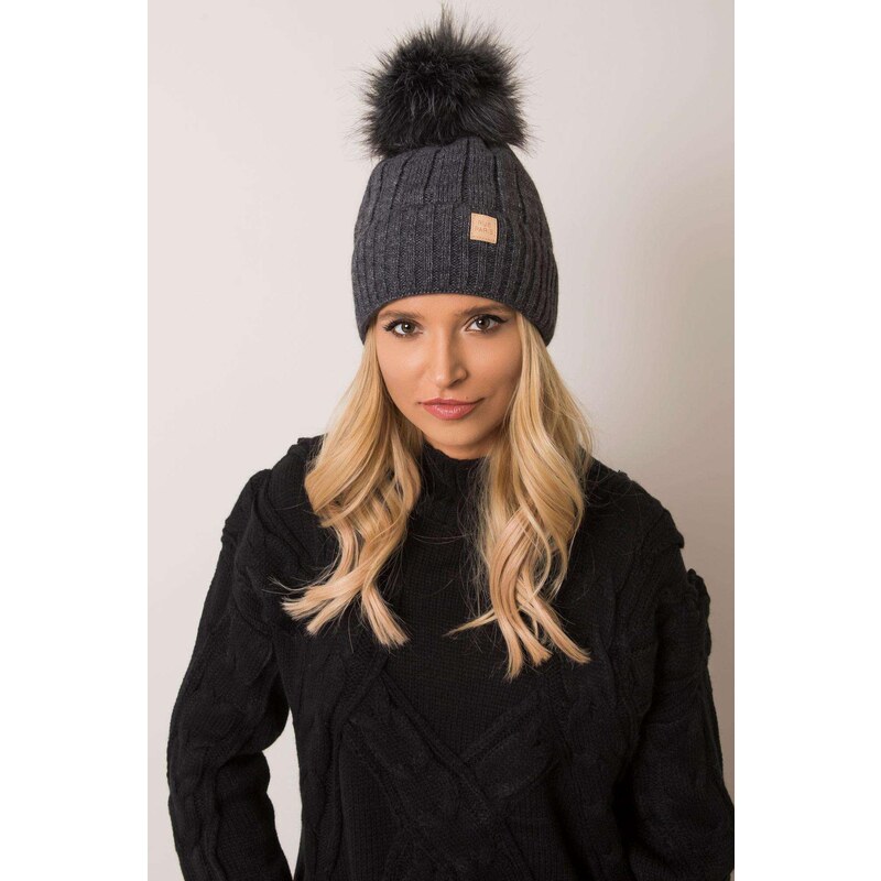 MladaModa Dámska čiapka s kožušinkovým brmbolcom model 0871 grafitová 28090131
