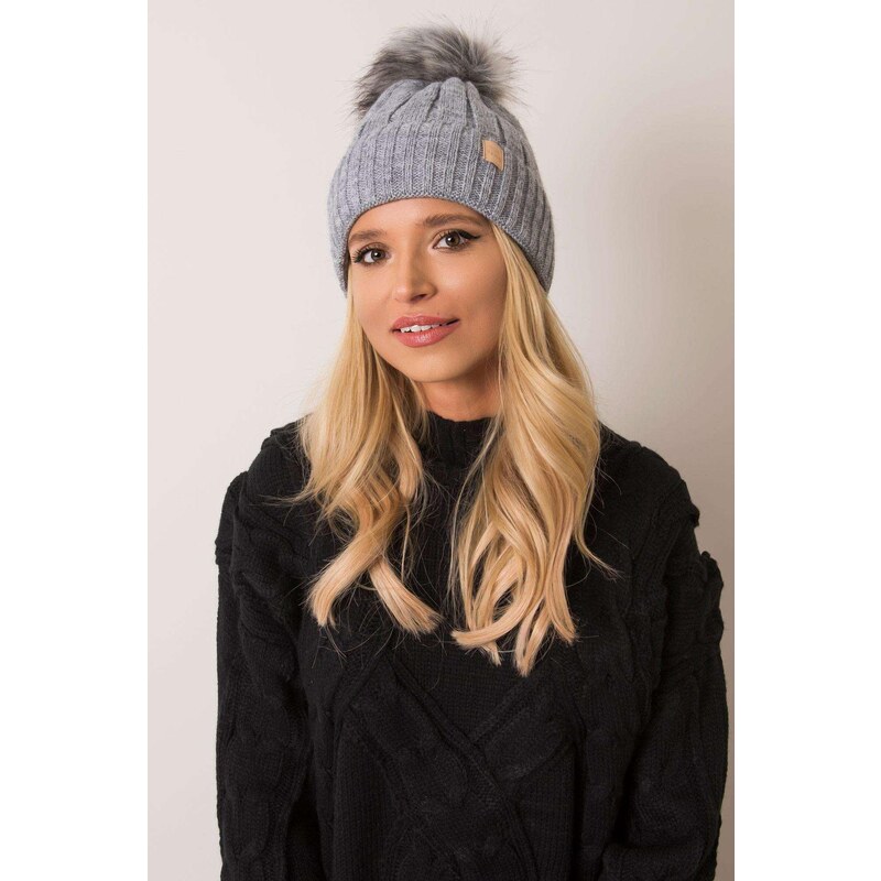 MladaModa Dámska čiapka s kožušinkovým brmbolcom model 0871 šedá 28090134