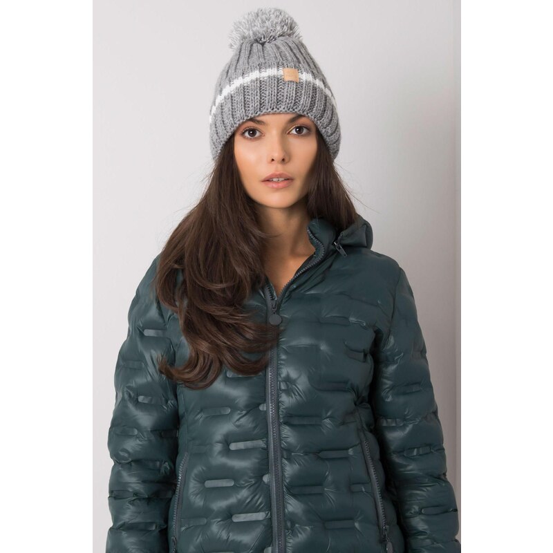 MladaModa Dámska čiapka s brmbolcom model 3592 šedá 28090160