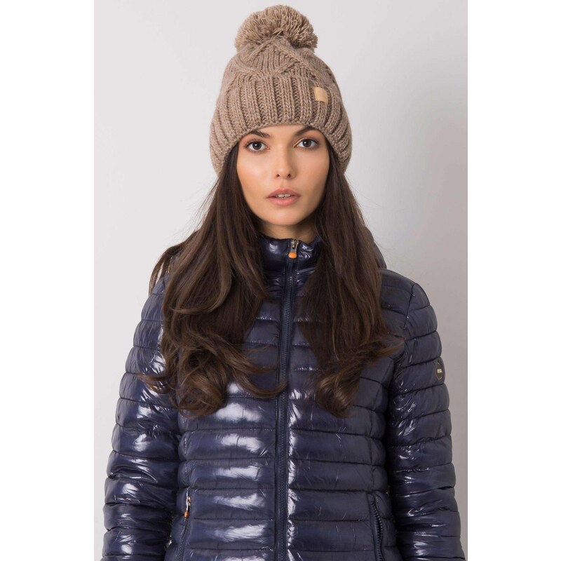 MladaModa Dámska čiapka s brmbolcom model 3118 tmavá béžová 28090170