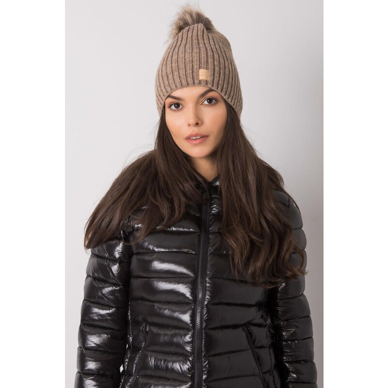 MladaModa Dámska čiapka s kožušinkovým brmbolcom model 2430 tmavá 28090194