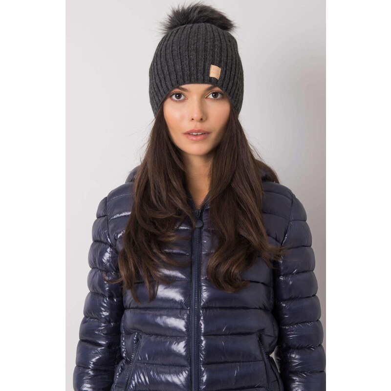 MladaModa Dámska čiapka s kožušinkovým brmbolcom model 2430 grafitová 28552558