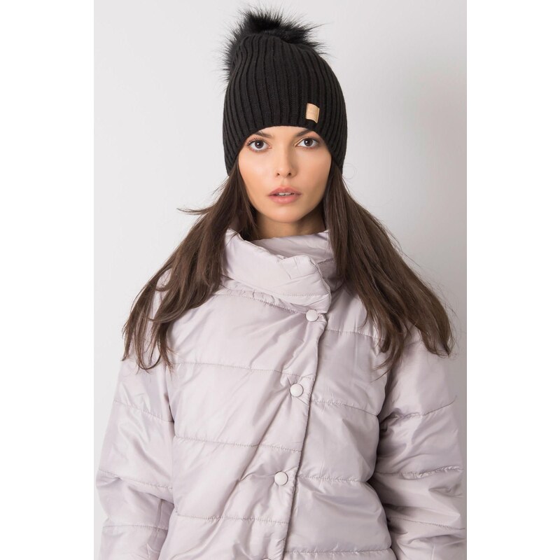 MladaModa Dámska čiapka s kožušinkovým brmbolcom model 2430 čierna 28090196