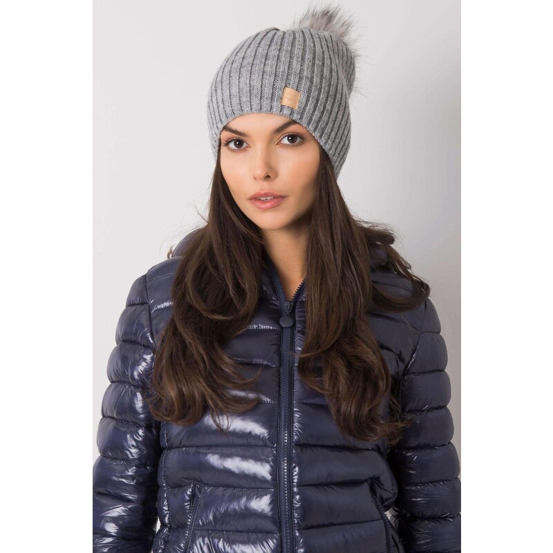 MladaModa Dámska čiapka s kožušinkovým brmbolcom model 2430 šedá 28090197