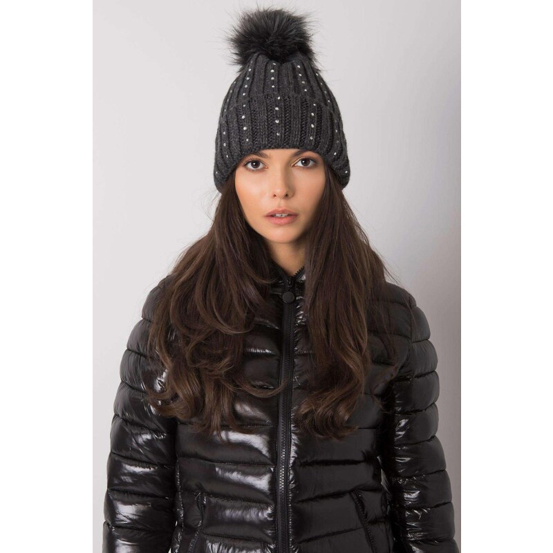 MladaModa Dámska čiapka s kožušinkovým brmbolcom a zirkónmi model 2293 28090201