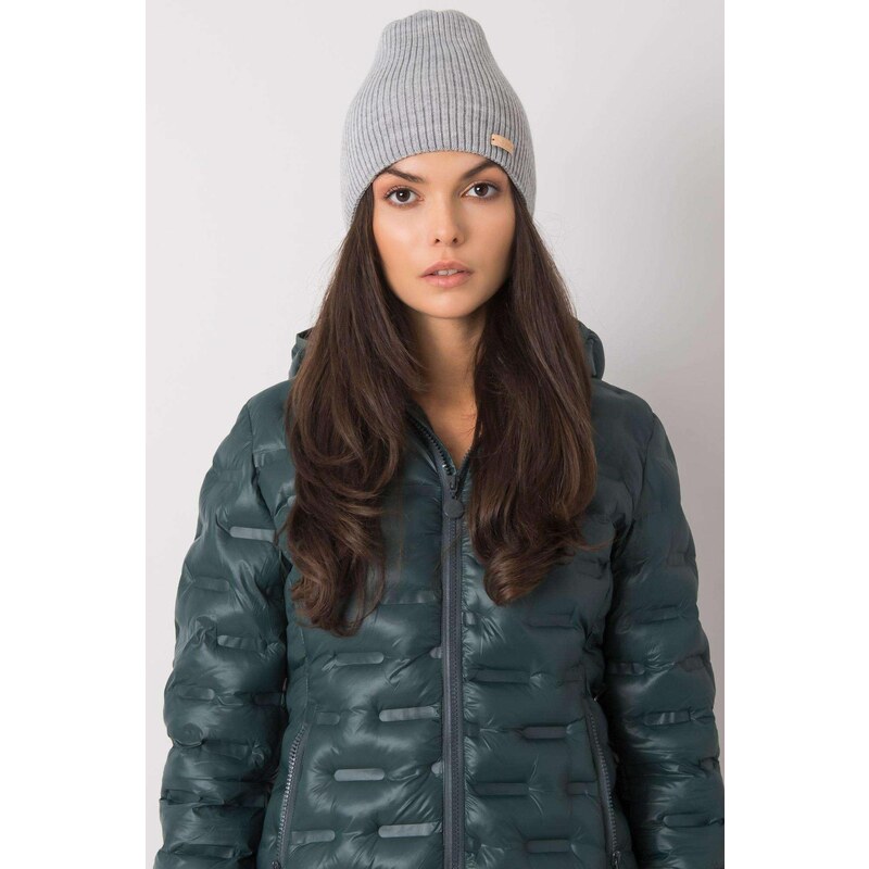 MladaModa Dámska čiapka s vrúbkovaným vzorom model 2196 šedá 28090208