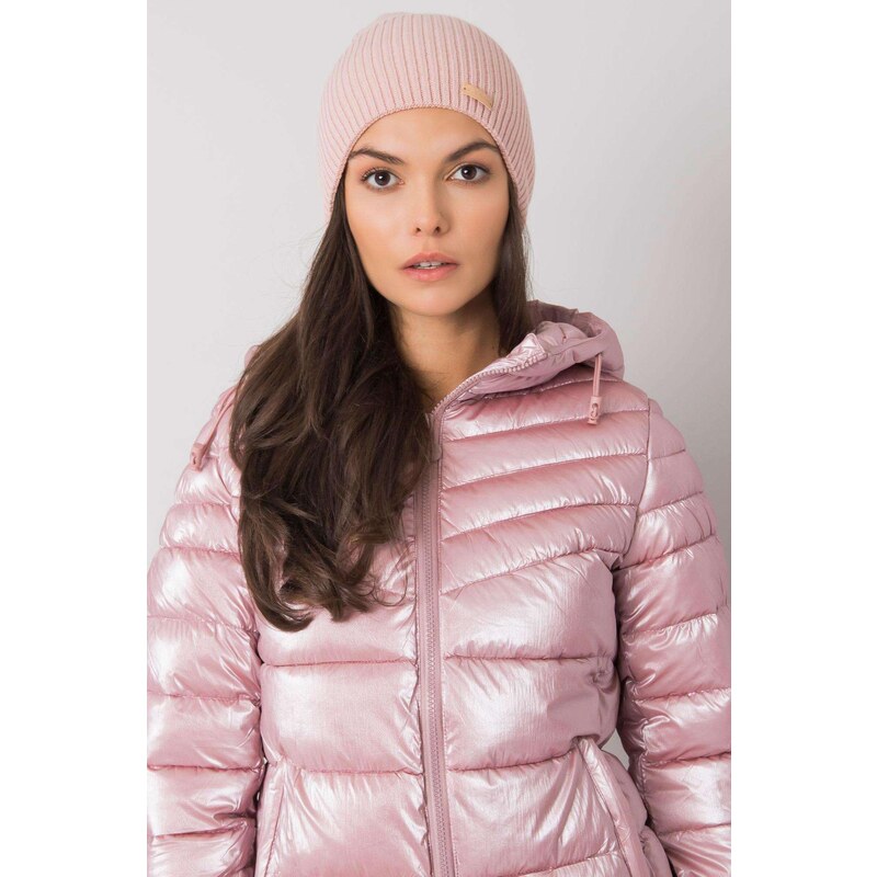 MladaModa Dámska čiapka s vrúbkovaným vzorom model 2196 pudrovo ružová 28090209