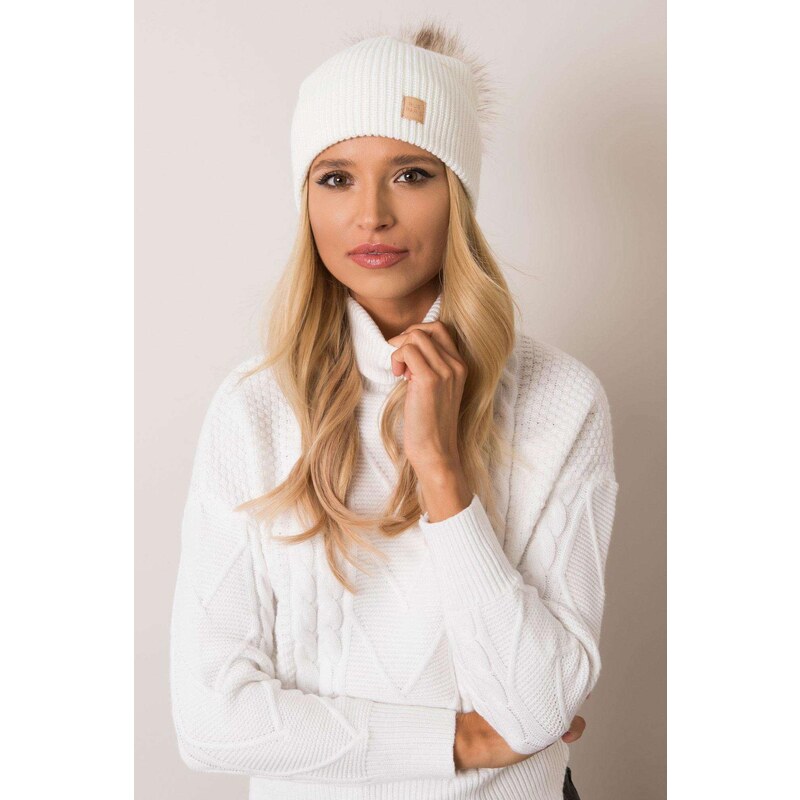 MladaModa Dámska čiapka s kožušinkovým brmbolcom model 1570 farba ecru 28090225