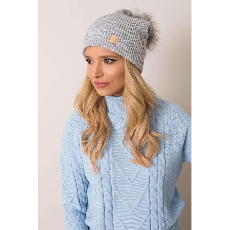 MladaModa Dámska čiapka s kožušinkovým brmbolcom model 1570 svetlá 28090227