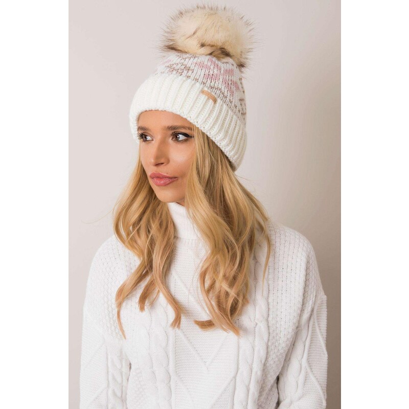 MladaModa Dámska čiapka s kožušinkovým brmbolcom model 1753 farba ecru 28090220