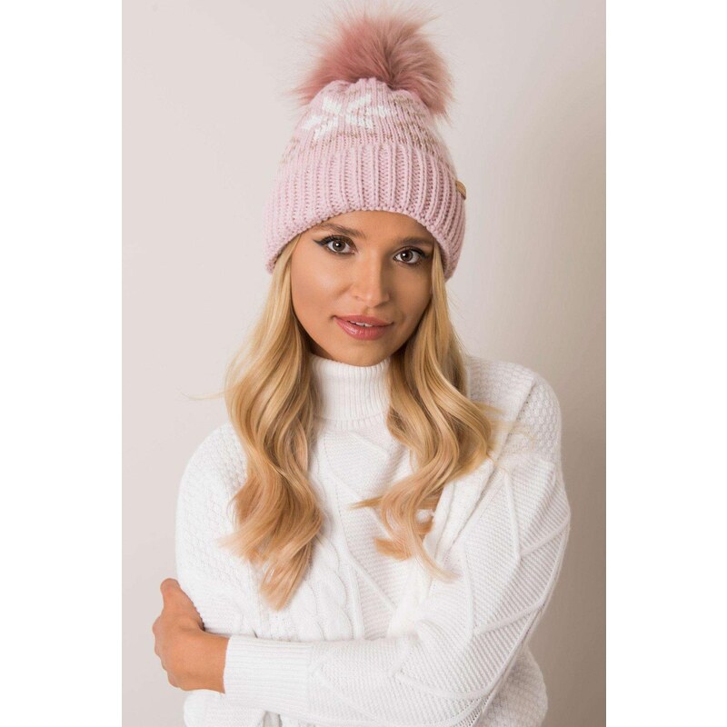 MladaModa Dámska čiapka s kožušinkovým brmbolcom model 1753 pudrovo 28090221