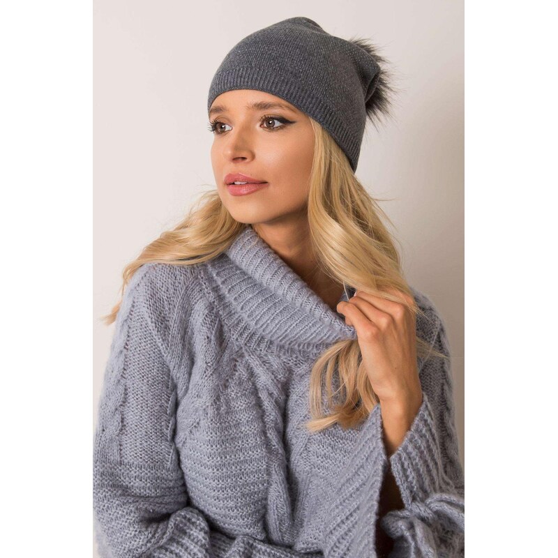 MladaModa Dámska čiapka s kožušinkovým brmbolcom model 1472 grafitová 58163807