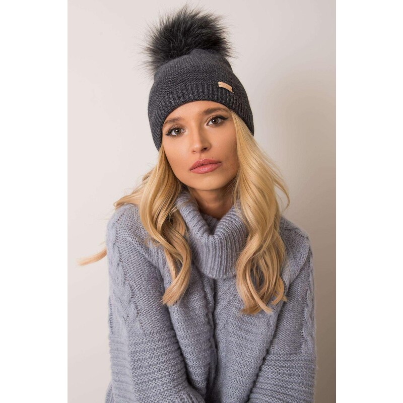 MladaModa Dámska čiapka s kožušinkovým brmbolcom model 1169 grafitová 28090246