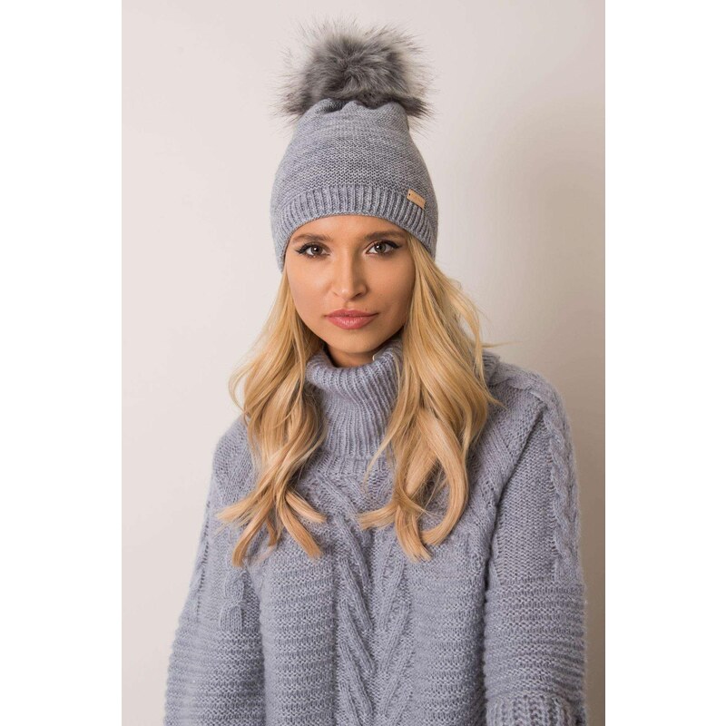 MladaModa Dámska čiapka s kožušinkovým brmbolcom model 1169 šedá 28090247