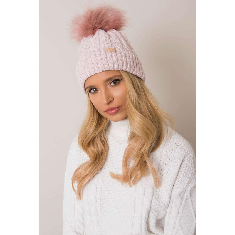 MladaModa Dámska čiapka s kožušinkovým brmbolcom model 1051 pudrovo 28090252