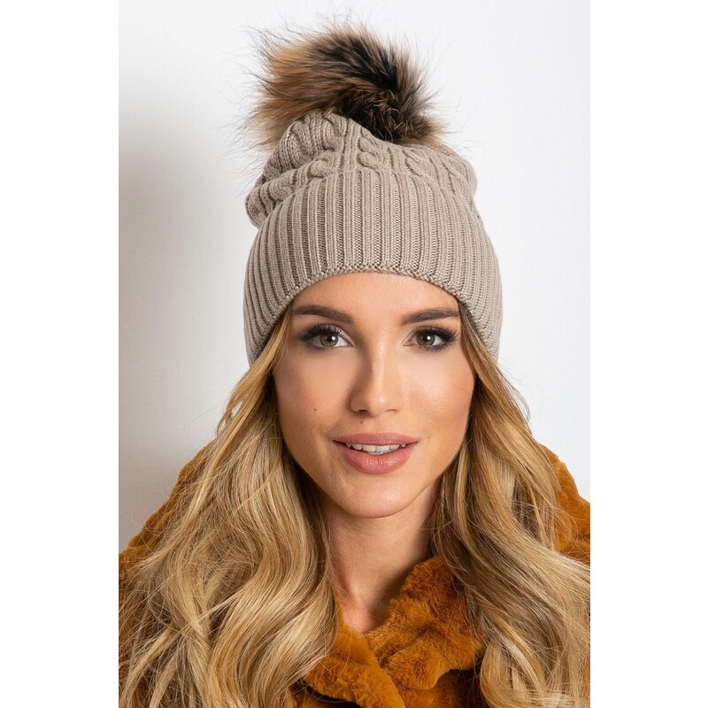 MladaModa Dámska čiapka s kožušinkovým brmbolcom model 50144 béžová 28090262