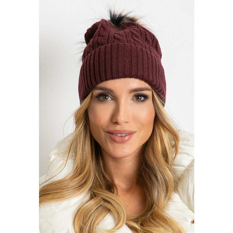 MladaModa Dámska čiapka s kožušinkovým brmbolcom model 50144 bordová 28090263