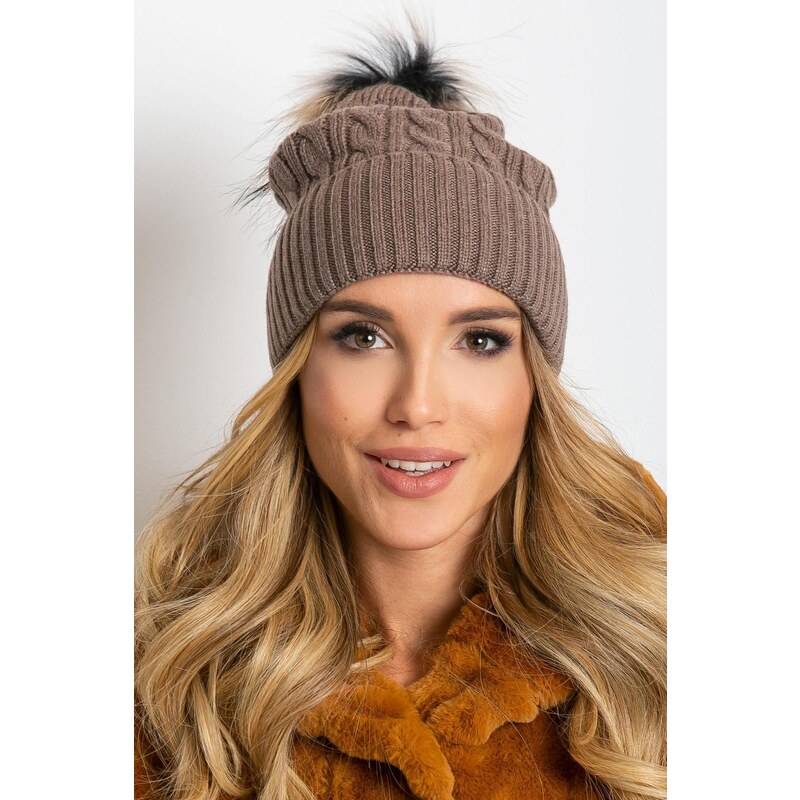 MladaModa Dámska čiapka s kožušinkovým brmbolcom model 50144 farba 28090264