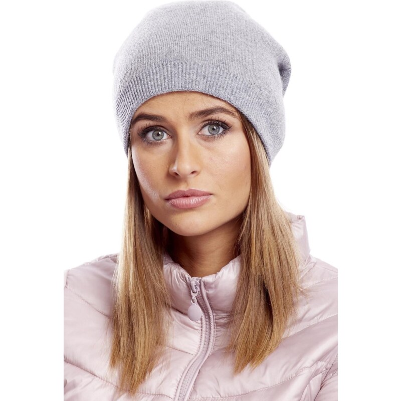 MladaModa Dámska čiapka s kožušinkovým brmbolcom model 28540 svetlá 28090274