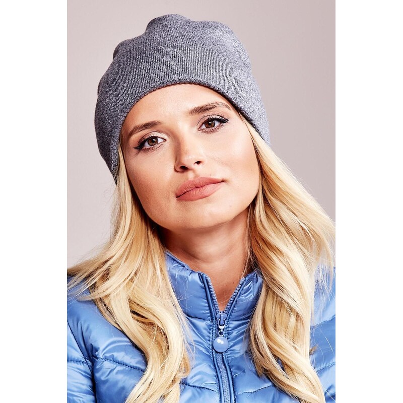 MladaModa Dámska čiapka s trblietavou niťou model 50146 grafitová 28090293