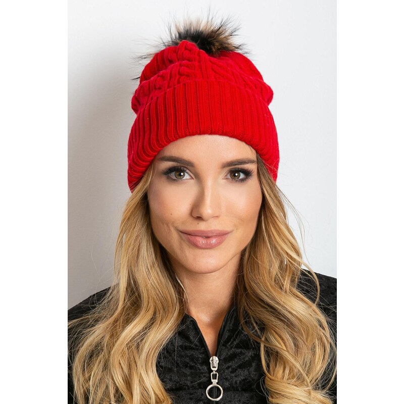 MladaModa Dámska čiapka s kožušinkovým brmbolcom model 50144 červená 28090268