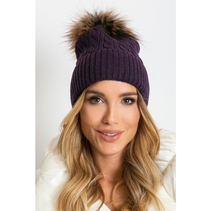 MladaModa Dámska čiapka s kožušinkovým brmbolcom model 50144 fialová 28090269