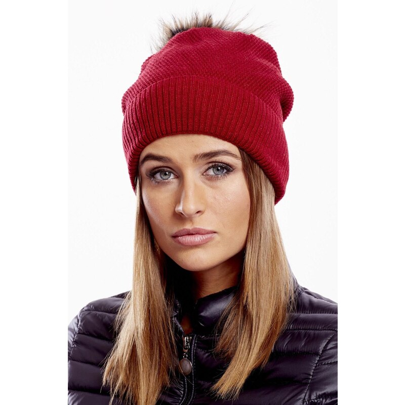 MladaModa Dámska čiapka s kožušinkovým brmbolcom model 70137 červená 28090300