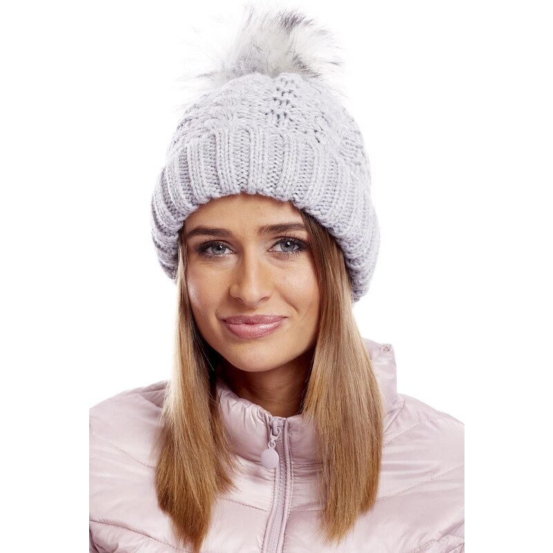 MladaModa Dámska čiapka s kožušinkovým brmbolcom model 50136 svetlá 28090305