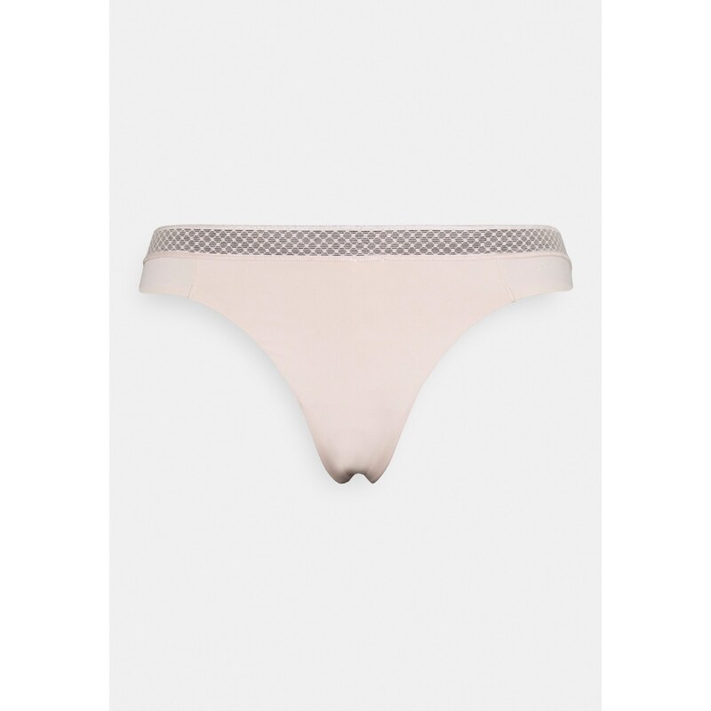 E-shop Dámske tangá QF6307E - TRN - Púdrová - Calvin Klein