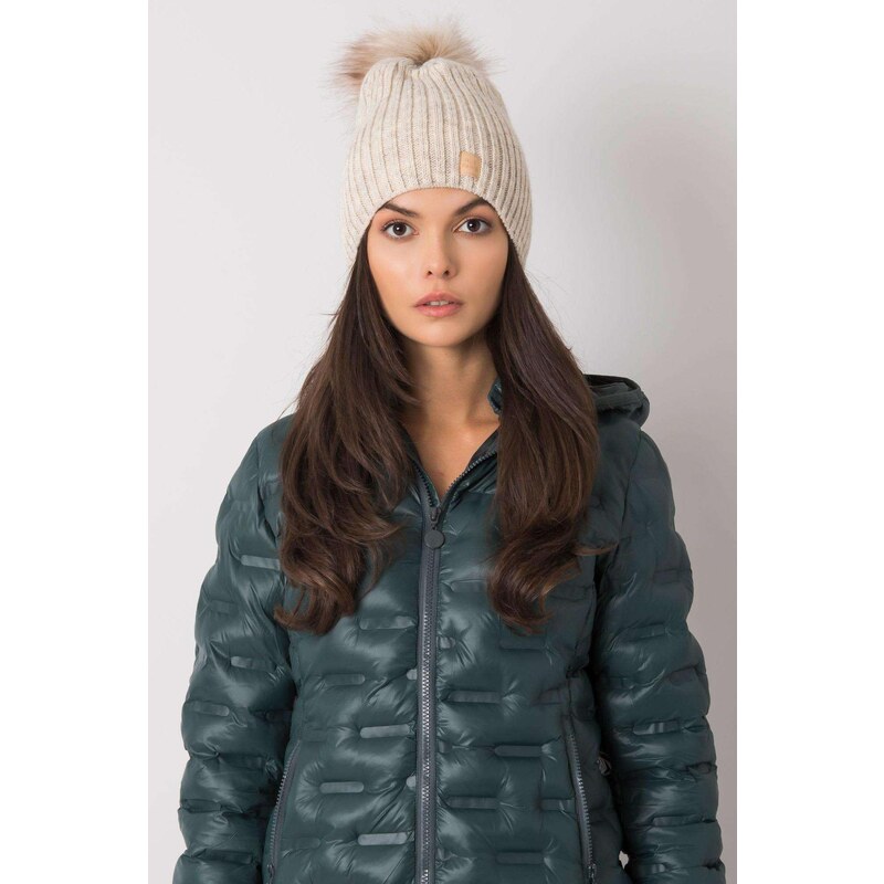 MladaModa Dámska čiapka s kožušinkovým brmbolcom model 2430 svetlá 28552557