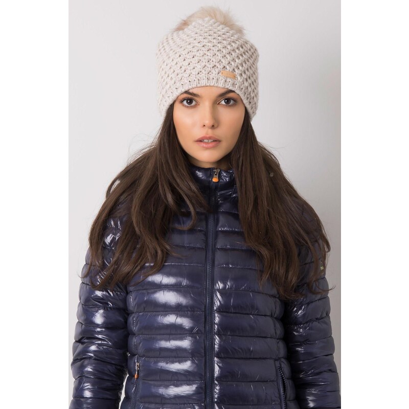 MladaModa Dámska čiapka s kožušinkovým brmbolcom model 3215 béžová 28552546