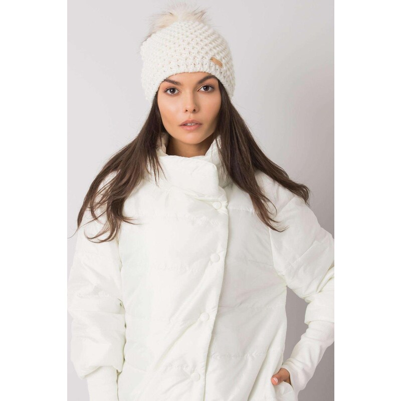 MladaModa Dámska čiapka s kožušinkovým brmbolcom model 3215 biela 28552547