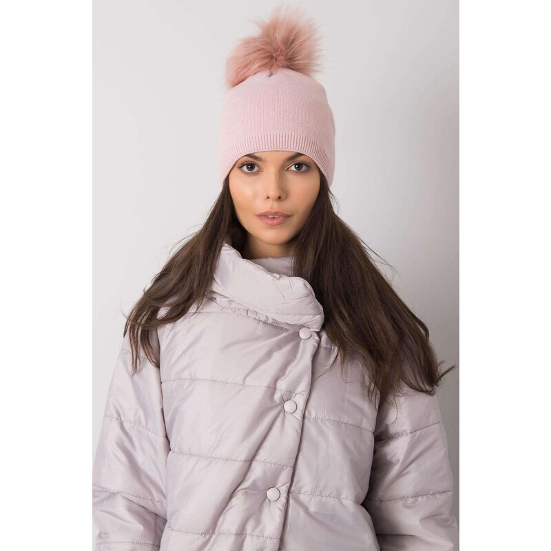 MladaModa Dámska čiapka s kožušinkovým brmbolcom model 3411 pudrovo 28606733