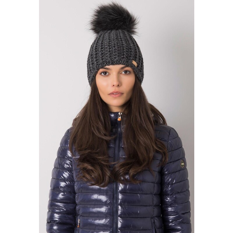 MladaModa Dámska čiapka s kožušinkovým brmbolcom model 3317 grafitová 28606735