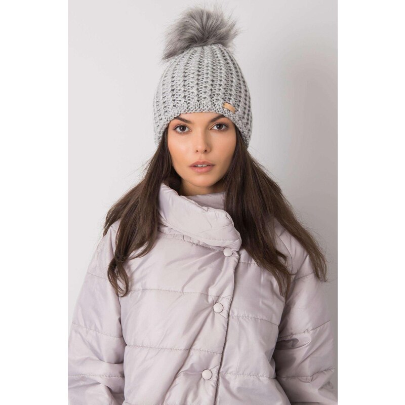 MladaModa Dámska čiapka s kožušinkovým brmbolcom model 3317 šedá 28606736