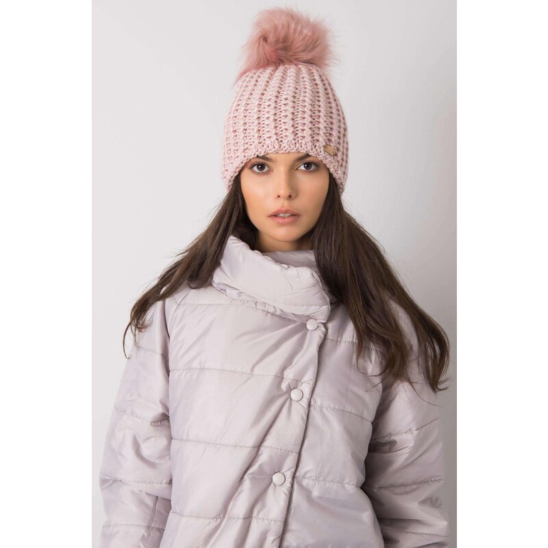 MladaModa Dámska čiapka s kožušinkovým brmbolcom model 3317 pudrovo 28606737