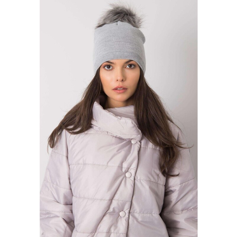 MladaModa Dámska čiapka s kožušinkovým brmbolcom model 3411 šedá 28606730