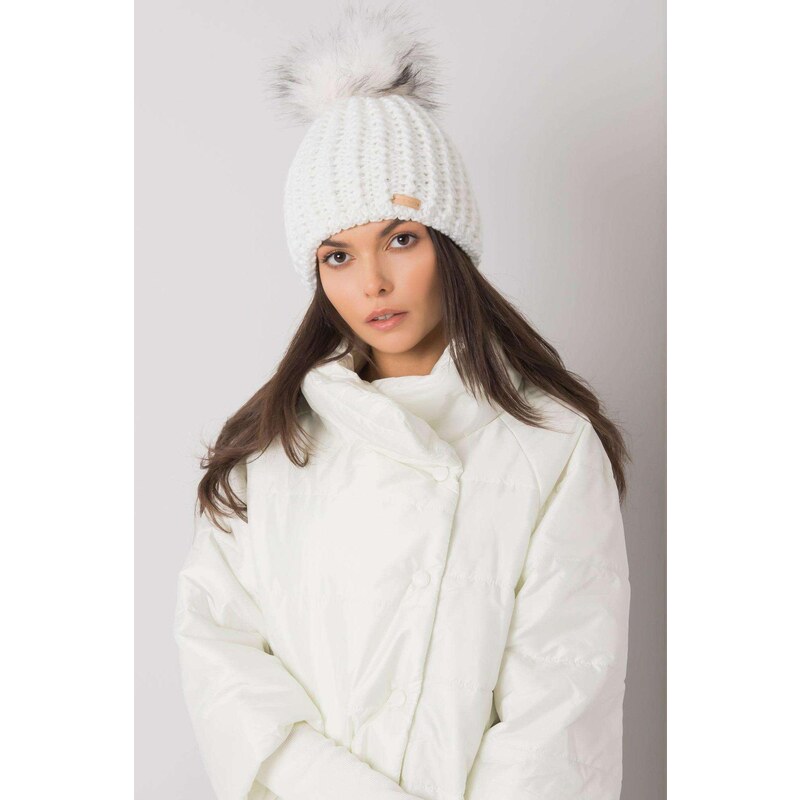 MladaModa Dámska čiapka s kožušinkovým brmbolcom model 3317 biela 28606740