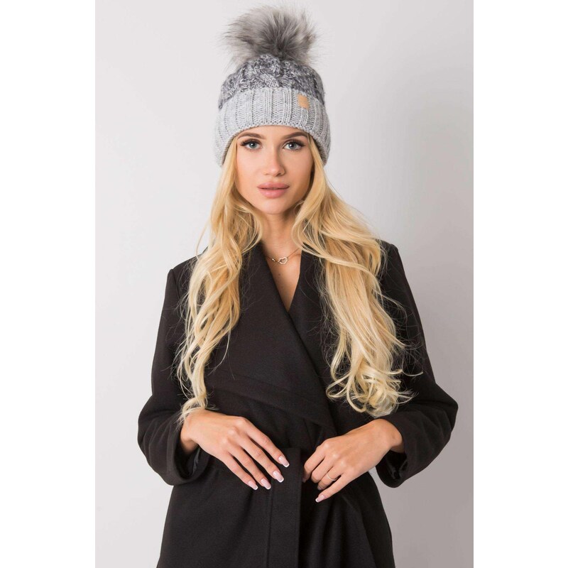 MladaModa Dámska čiapka s kožušinkovým brmbolcom model 2623 šedá 28606756