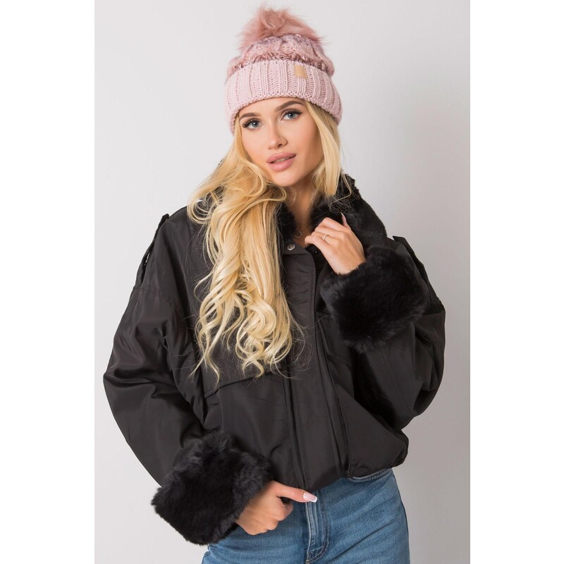 MladaModa Dámska čiapka s kožušinkovým brmbolcom model 2623 ružová 28606757