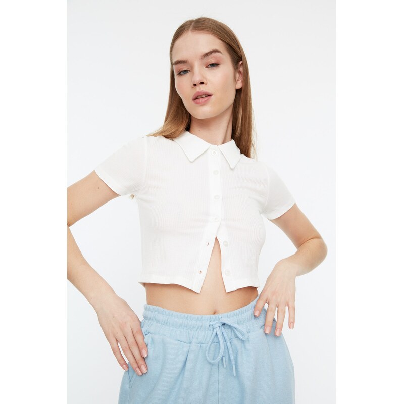 Biela rebrovaná slim fit pletená blúzka s golierom značky Trendyol 50556425